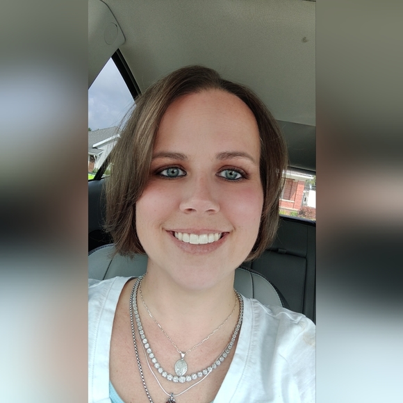 Meet your Posher, Erica - Picture 3 of 4